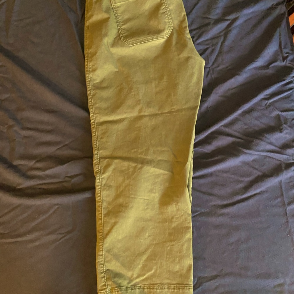 Old Navy cropped chinos. size 14 olive green.